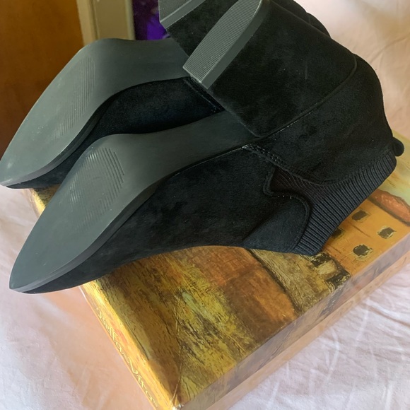 Suede pull on heeled Ankle boots NIB - Picture 4 of 7